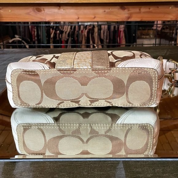 Coach signature with metallic accents - Picture 7 of 10